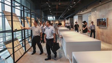 嘉宾们在参观金意陶公司的展厅。