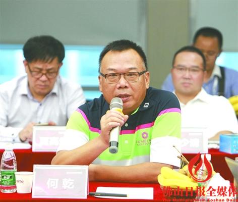 广东金意陶陶瓷有限公司董事长何乾在研讨会上作主题发言。